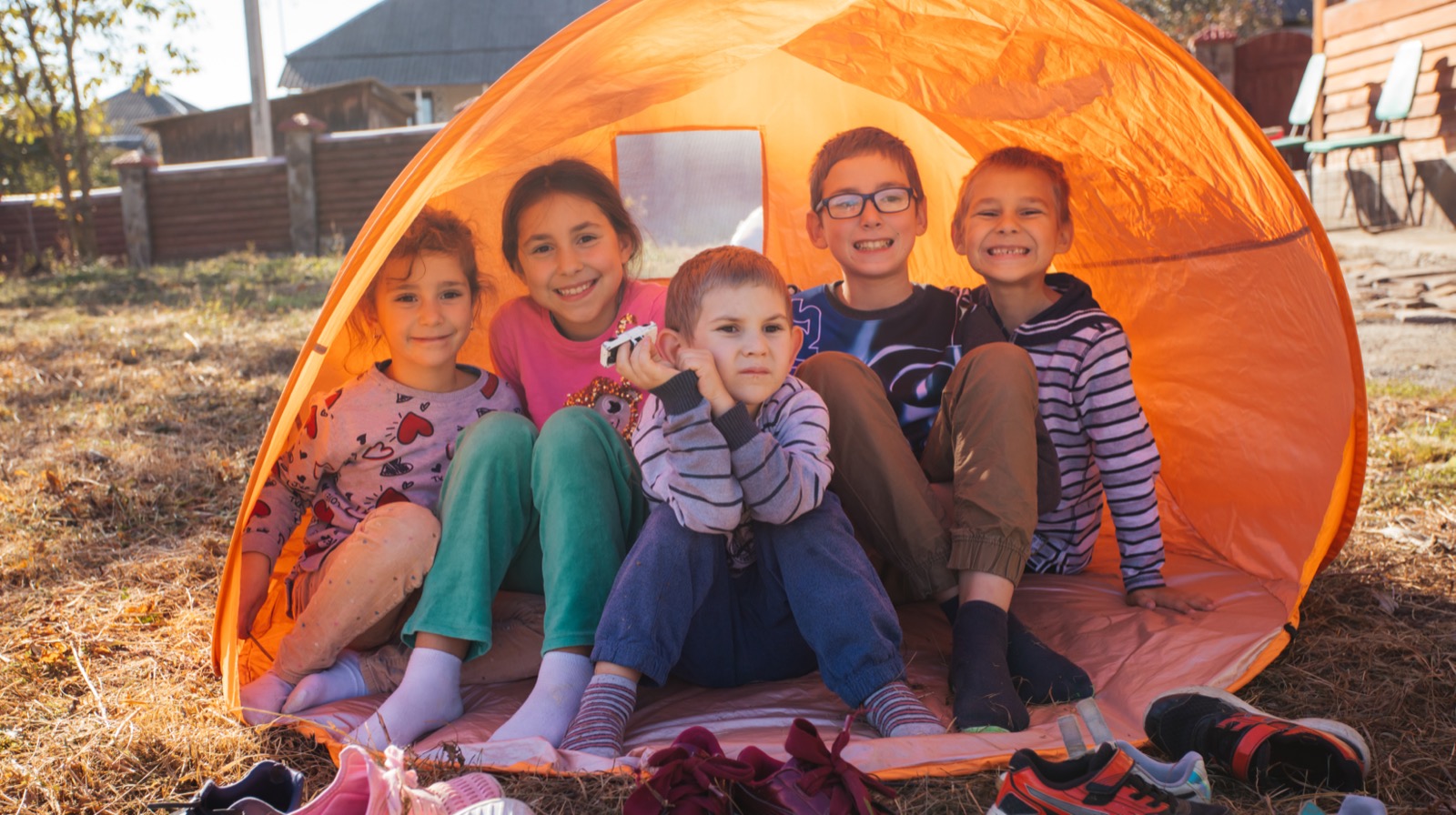 Jóvenes disfrutando de una acampada en la naturaleza