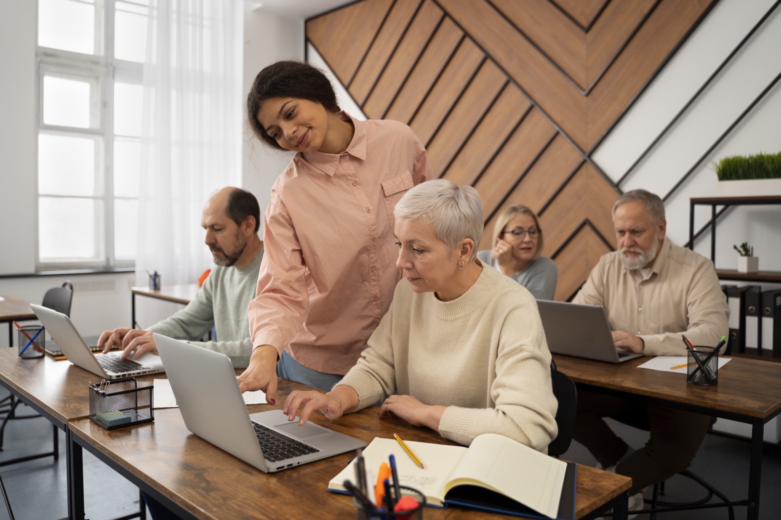 Personas mayores aprendiendo habilidades digitales - área DIGITAL