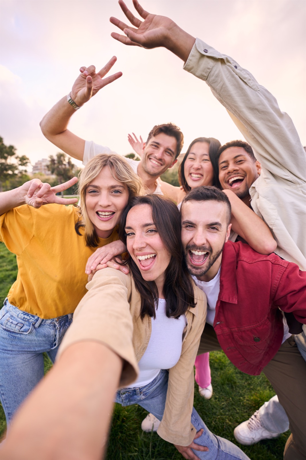 Grupo de jóvenes celebrando al atardecer